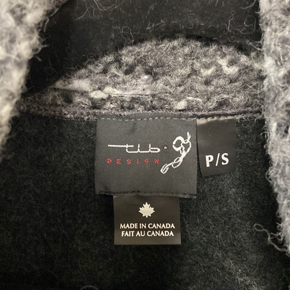 Made in Canada 🍁 ribbons of yarn and chunky collar and cuffs - Picture 7 of 9